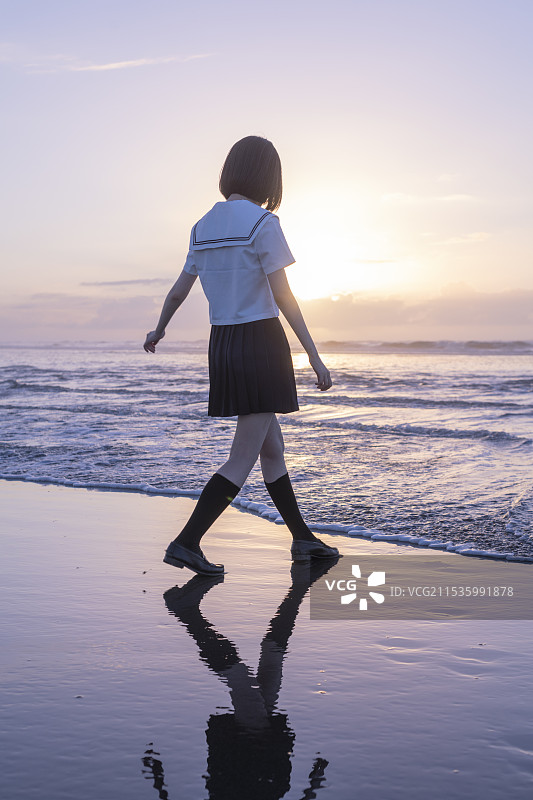 高中女生海边背影的光辉图片素材