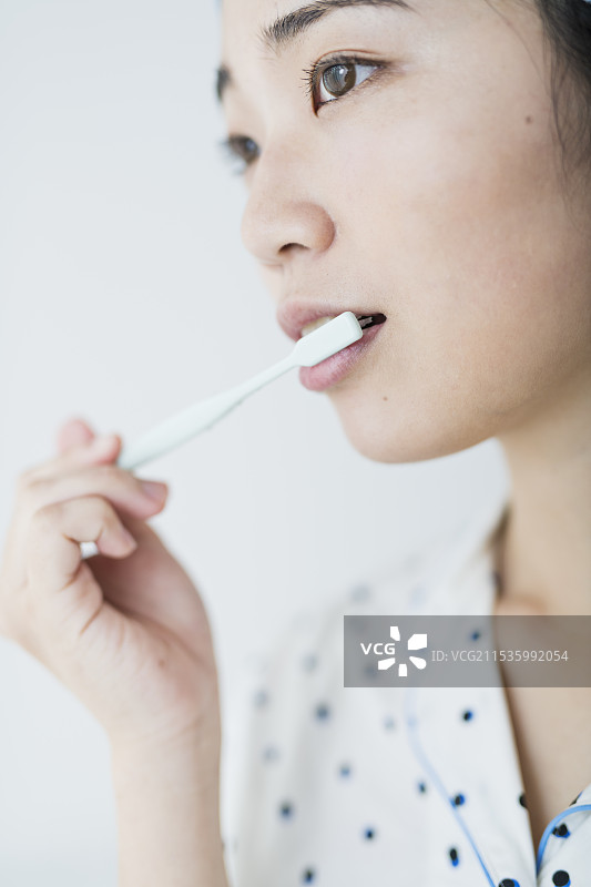 女人刷牙图片素材