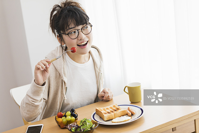 女性早餐用餐图片素材