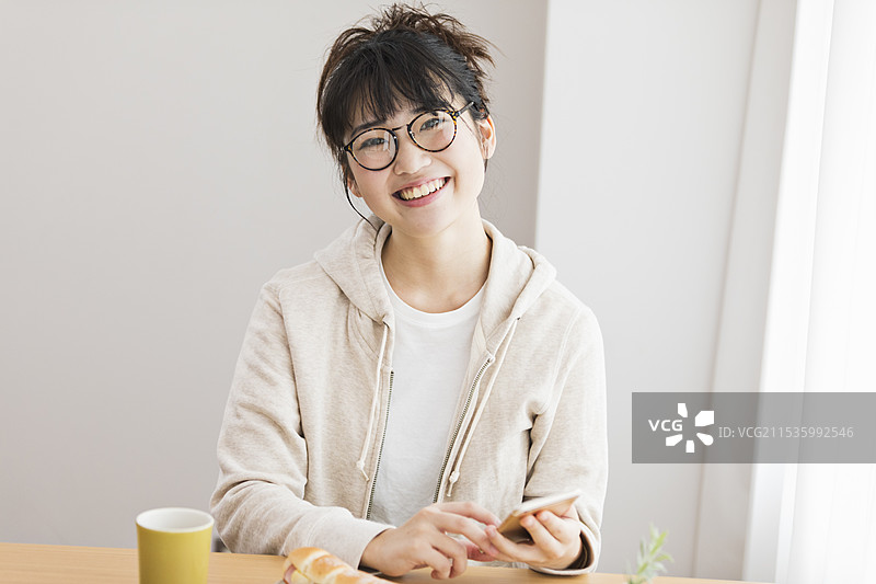 女性午餐与智能手机图片素材