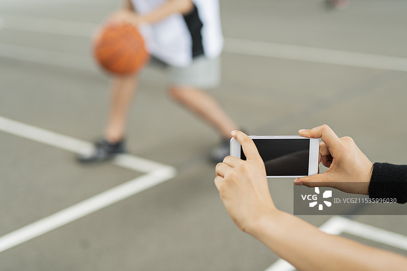 女性在录制篮球训练图片素材