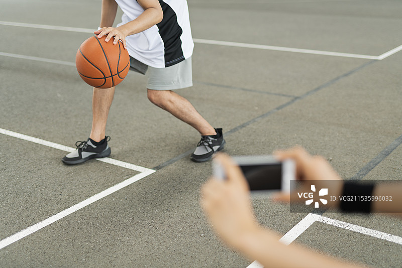 女性在录制篮球训练图片素材