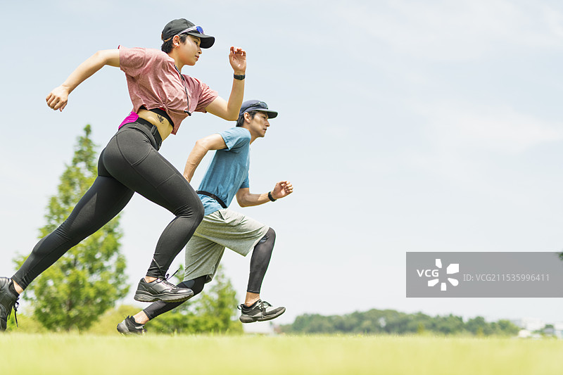 男女在公园里跑步图片素材