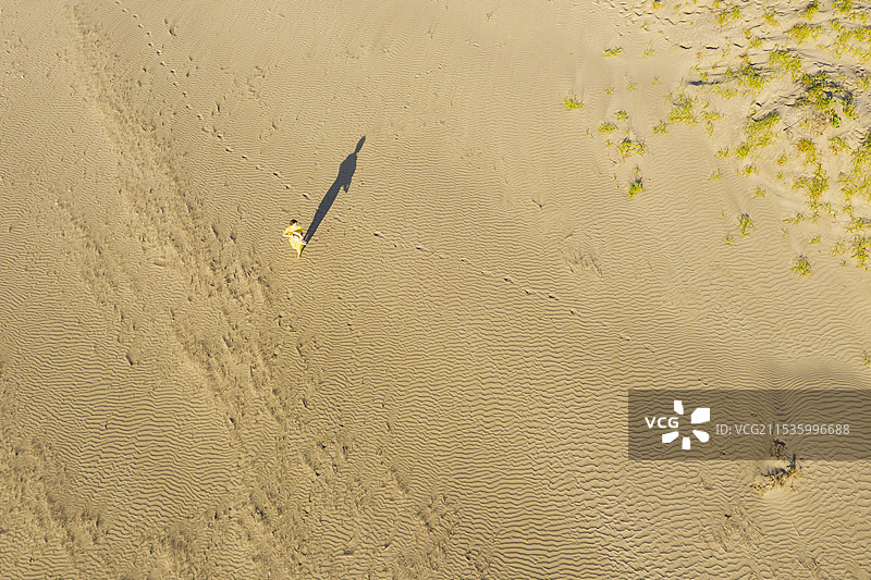 女人在沙滩上散步图片素材