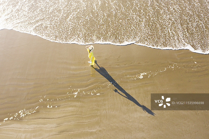 女人在海滩上散步图片素材