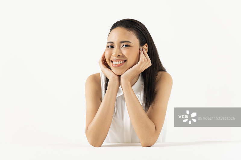 半边脸的女性肖像，突显颧骨图片素材