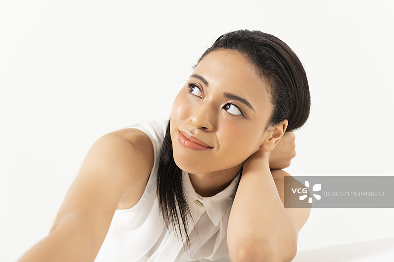 半边脸的女性肖像，突显颧骨图片素材