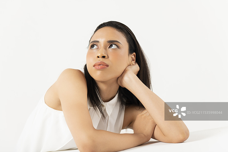 半边脸的女性肖像，突显颧骨图片素材