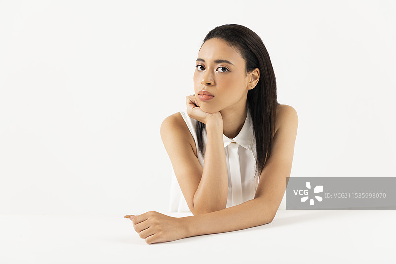 半边脸的女性肖像，突显颧骨图片素材