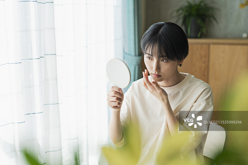 女性在护理皮肤图片素材