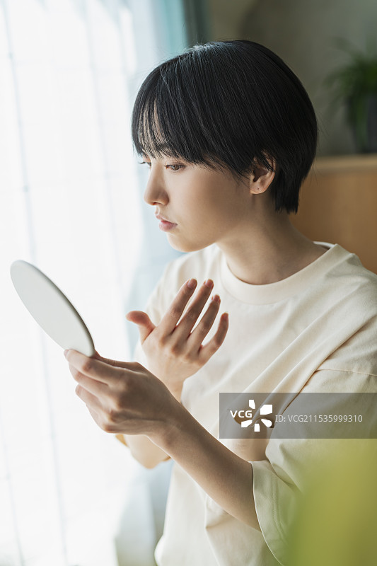 女性在护理皮肤图片素材