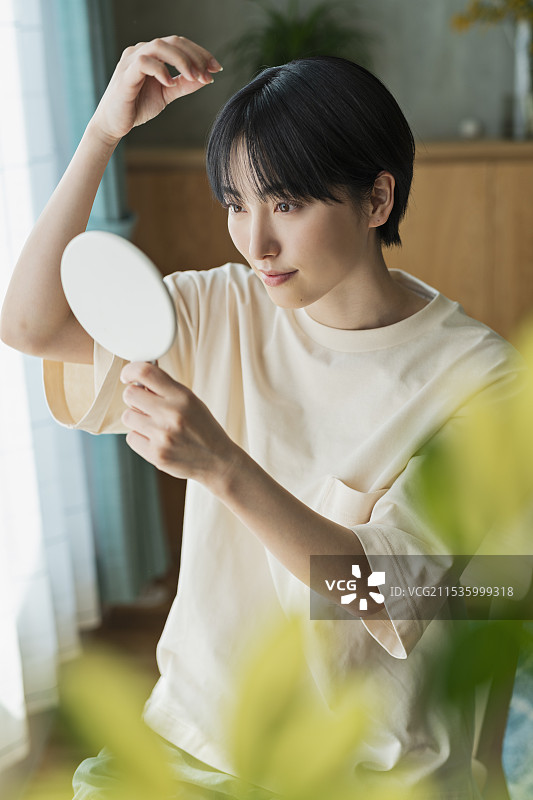 女性在护理肌肤图片素材