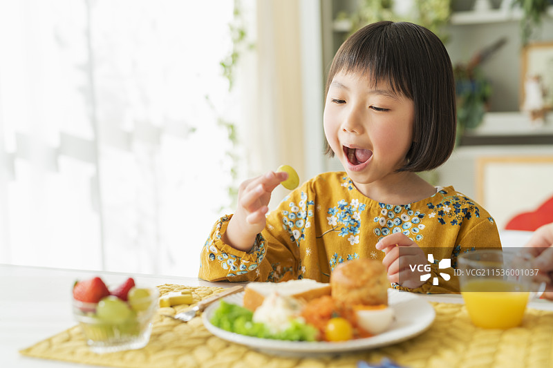 女孩在吃早餐图片素材