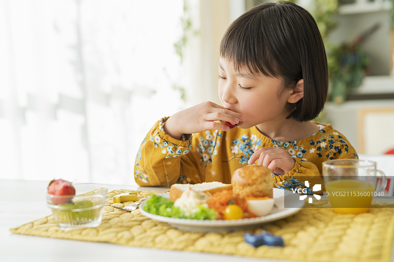 女孩在吃早餐图片素材