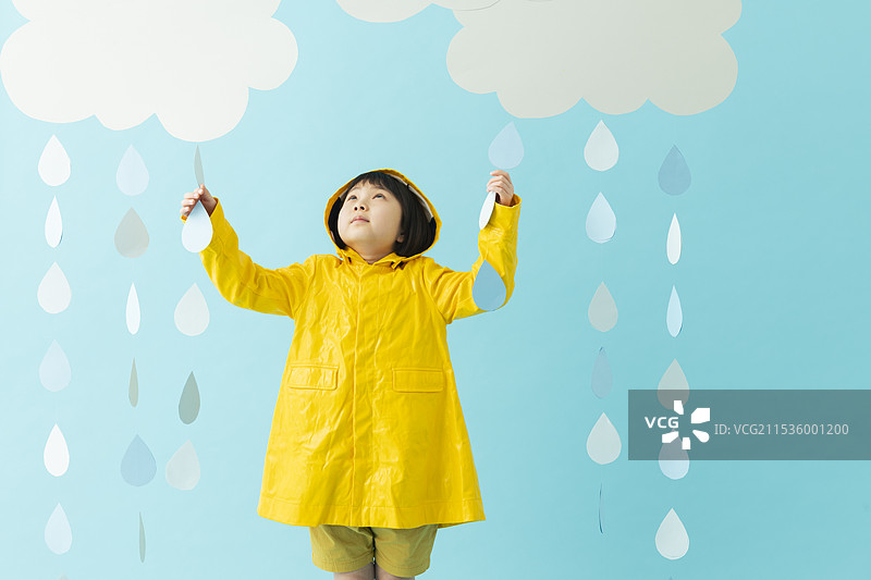 雨中女孩的肖像图片素材