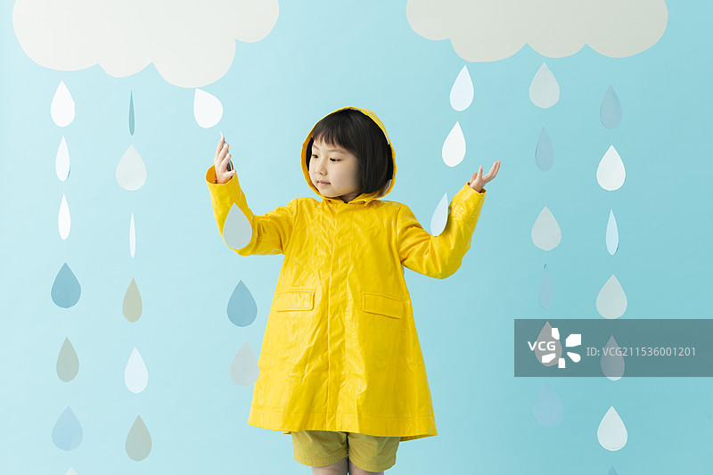 雨中女孩的肖像图片素材