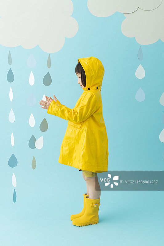 雨中女孩的肖像图片素材