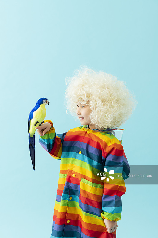 手中握着小鸟的女孩肖像图片素材