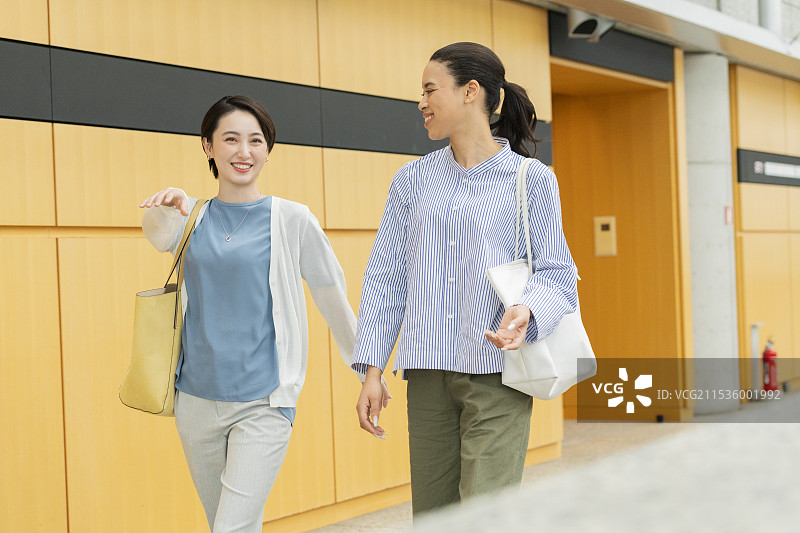 两名女性在建筑内行走图片素材