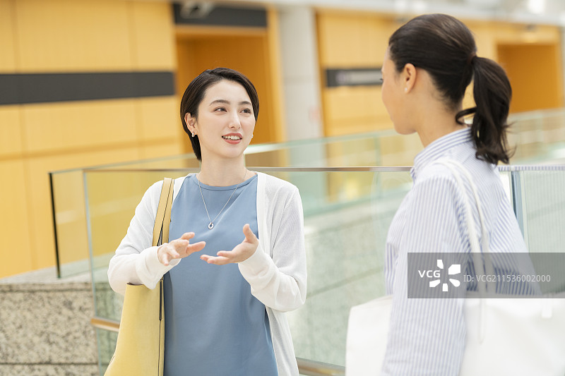 两名女性在建筑内行走图片素材