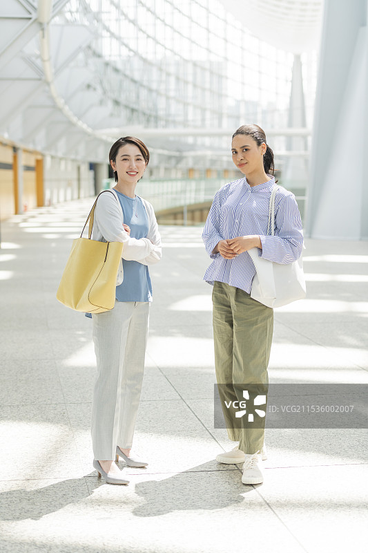 两名女性在建筑内行走图片素材