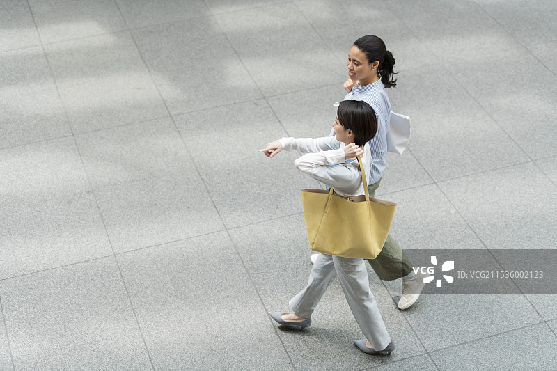 两位女性在建筑内行走图片素材