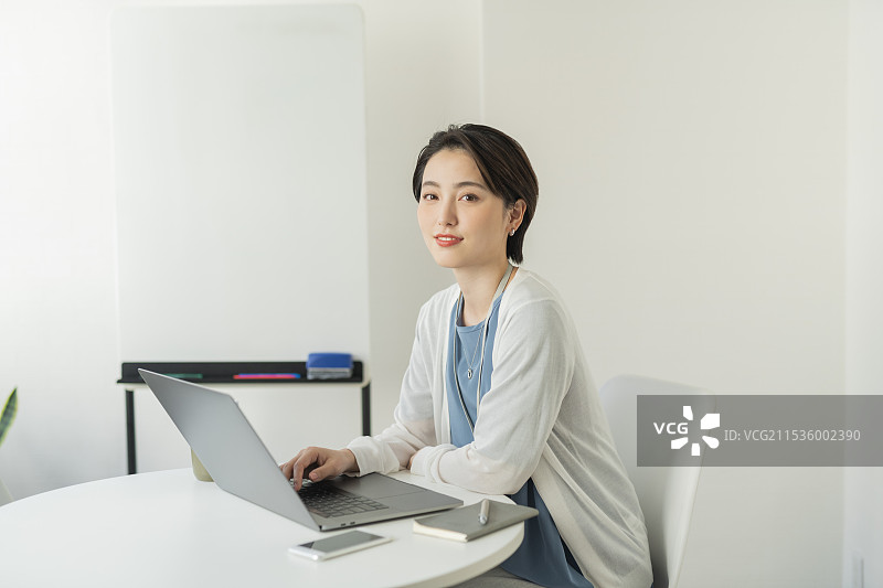 在办公室工作的女性图片素材