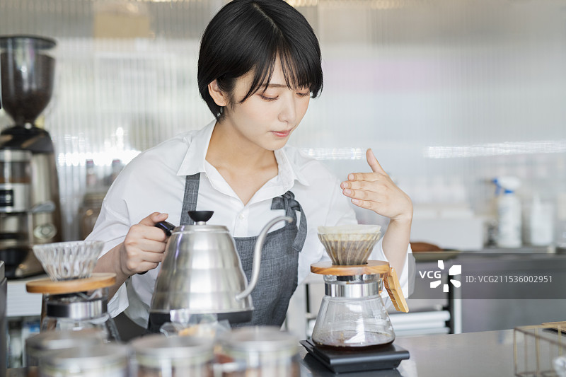 咖啡馆女员工正在制作咖啡图片素材