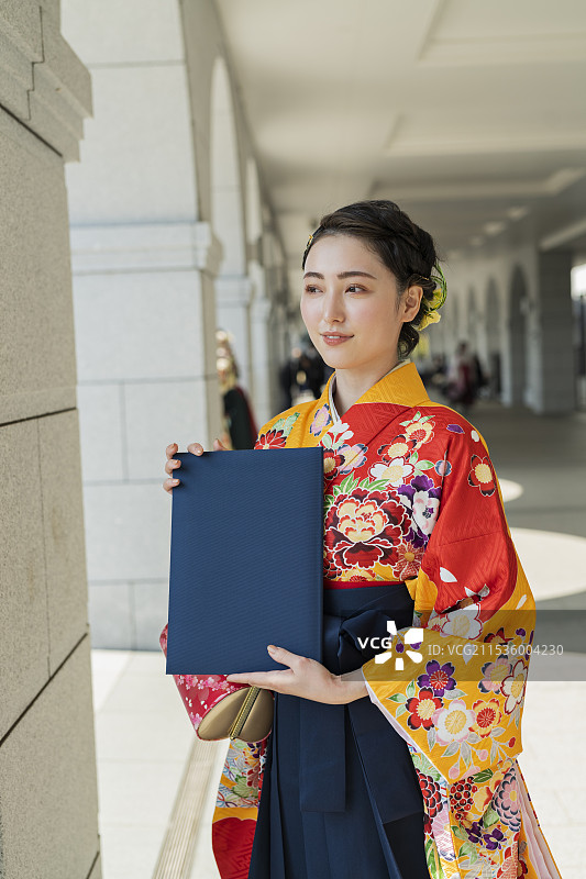 女大学生庆祝毕业图片素材