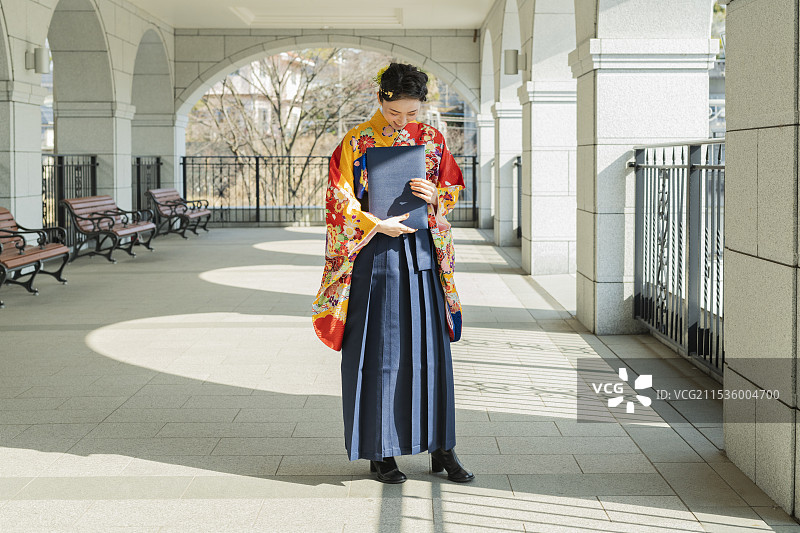 女大学生庆祝毕业图片素材