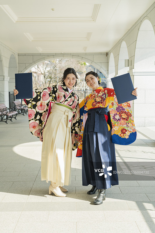 毕业典礼 - 看起来友好的大学女生图片素材