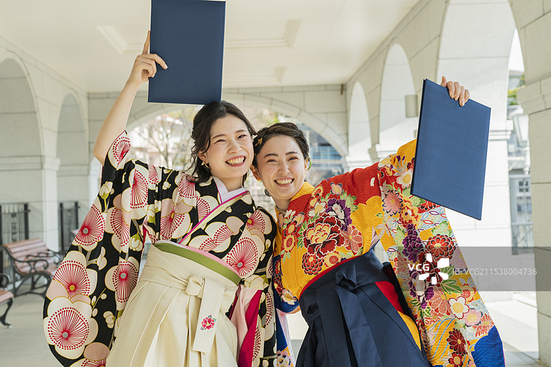 毕业典礼 - 看起来友好的大学女生图片素材