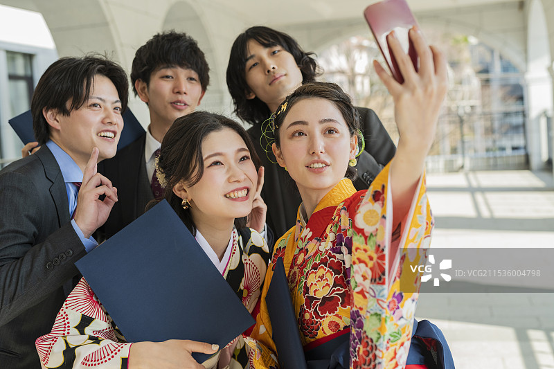 毕业典礼 大学生在毕业典礼上拍照图片素材