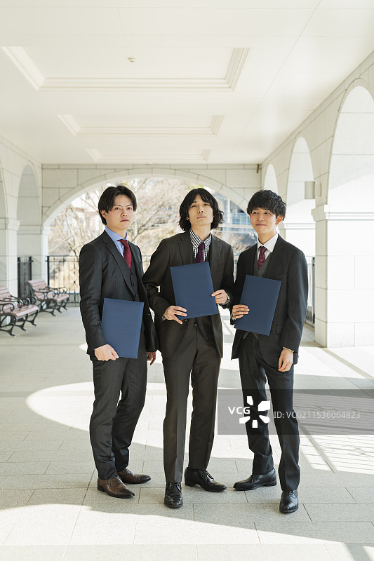 毕业典礼 男大学生面带友好微笑图片素材