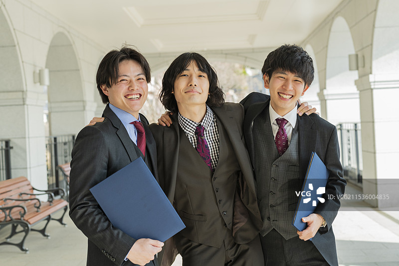 毕业典礼 男大学生面带友好微笑图片素材