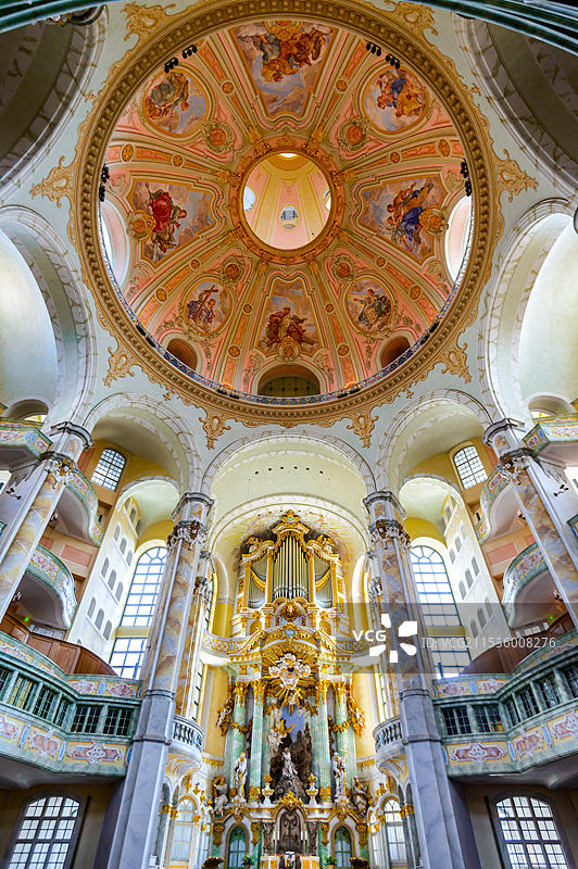 德国德累斯顿。德累斯顿萨克森州的弗劳恩教堂内部。弗劳恩教堂于1743年完工。图片素材