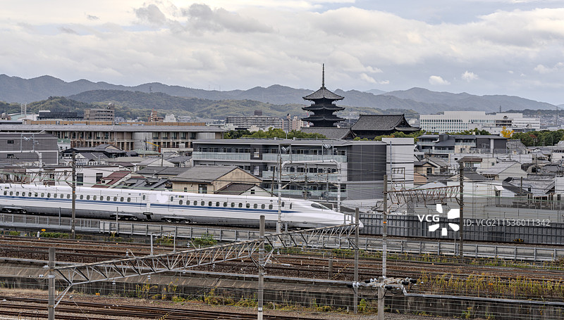 新干线通过京都东寺图片素材