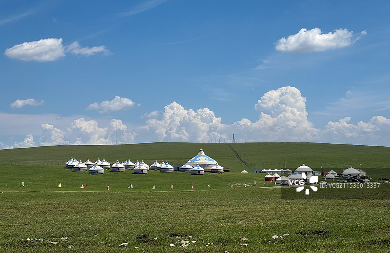 蓝天白云草原蒙古包图片素材