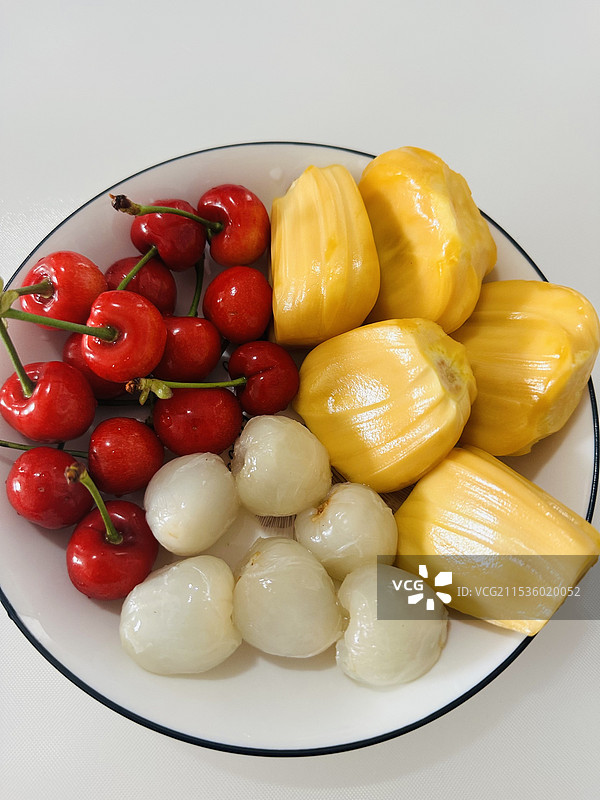 白色背景下碗中水果的高角度视图图片素材