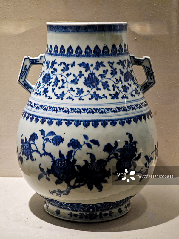 青花石榴佛手纹双耳瓷尊，清，杭州博物馆藏图片素材