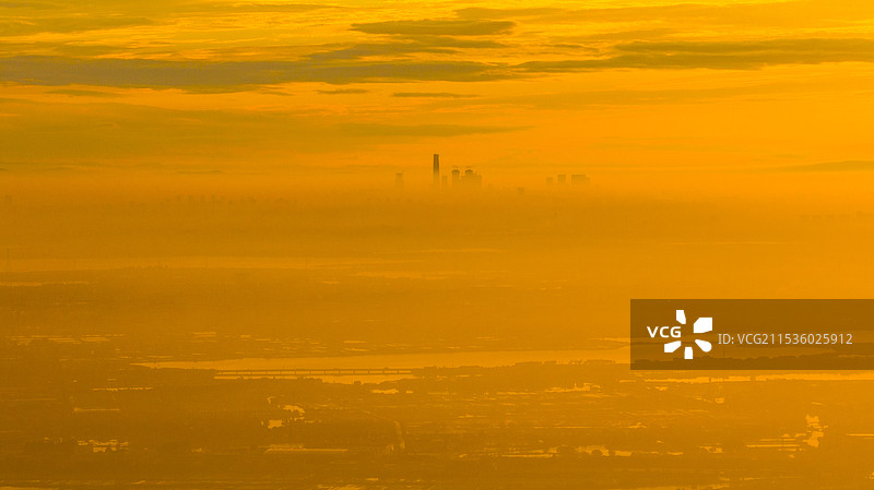 晚霞中隐约的苏州吴江新城图片素材