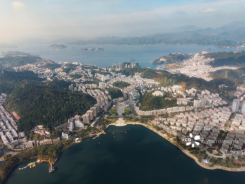 杭州市淳安县千岛湖镇主城区航拍视角图片素材