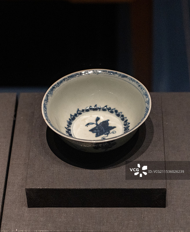 明代青花蝴蝶花叶纹瓷碗图片素材