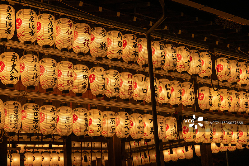 夜间悬挂的灯笼的低角度视图图片素材