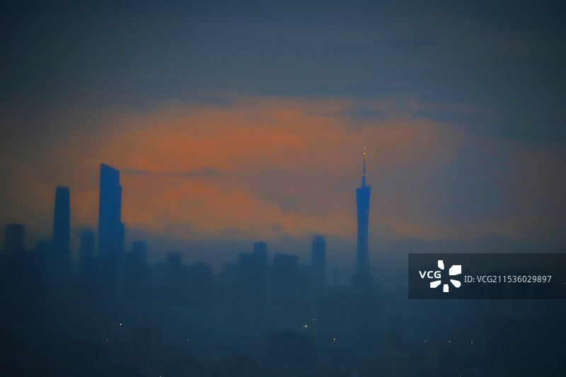 晨雾中的广州塔图片素材