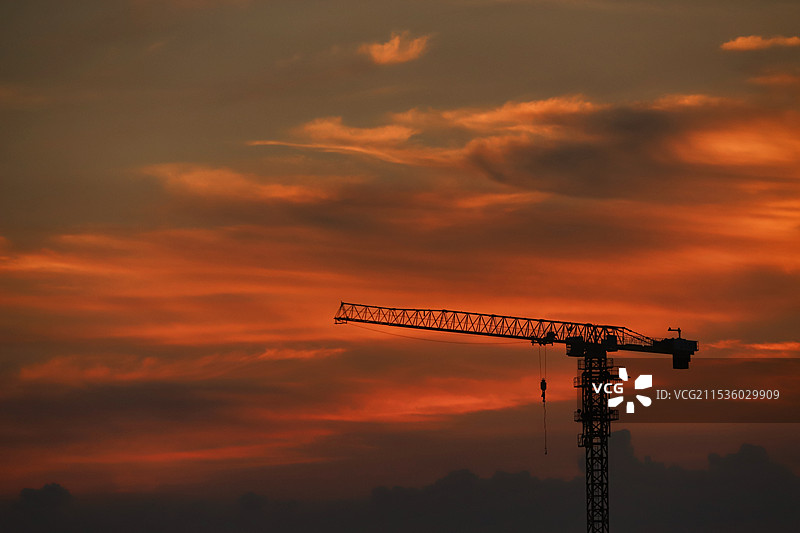 晚霞中的建筑起重机图片素材