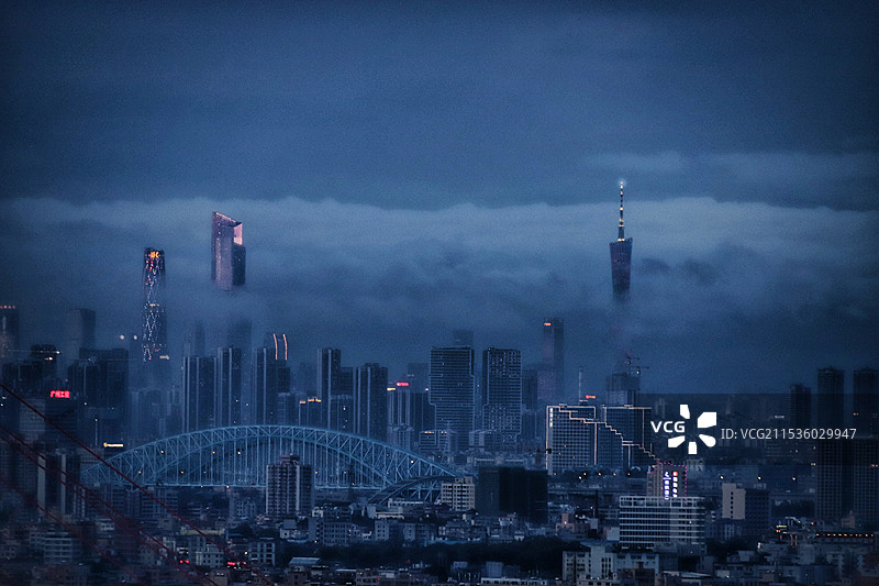 远眺云雾缭绕的广州塔图片素材