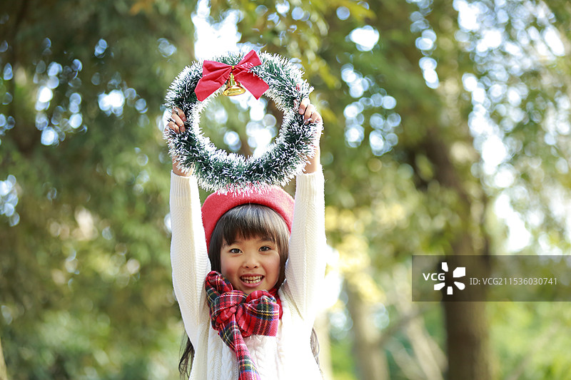 戴着红色贝雷帽的女孩与圣诞花环图片素材