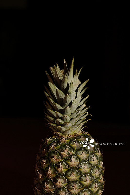 黑色背景上的菠萝摄影图片素材