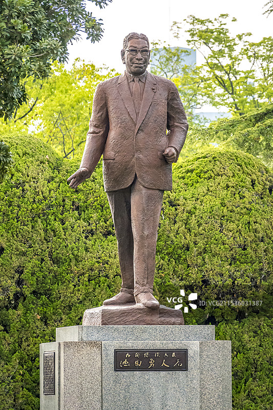 面向广岛城东护城河的池田勇人雕像图片素材